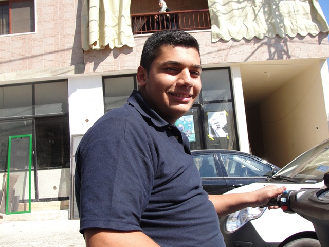 هادي على درّاجته النارية وكأنه يبحث عن طائره المفقود