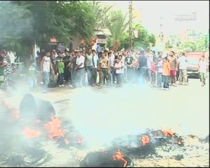 اضرام النيران أدى الى اقفال الطريق امام حركة السير