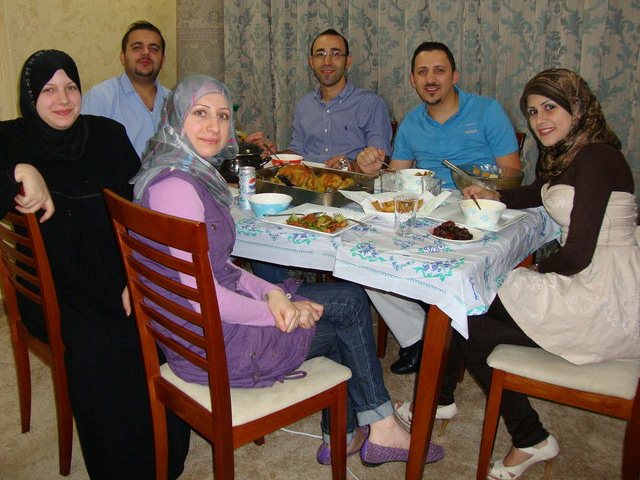 مجموعة من الشباب من الصفر انطلقوا، يتوسطهم  المرحوم باسل حسان