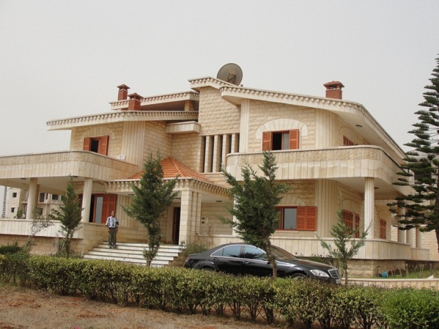 أحمد مهدي بنى دارة جميلة في منطقة \