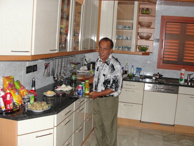 أحمد مهدي يقوم بواجب الضيافة لعدم وجود شريكة له في البيت