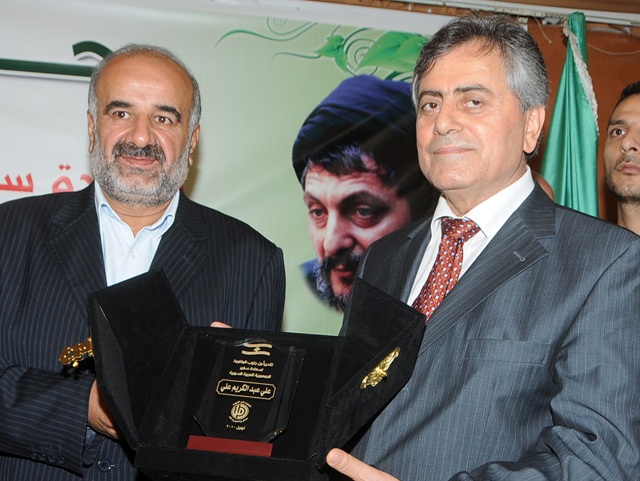 رئيس المكتب السياسي في حركة أمل جميل حايك يقدّم درعا تقديرية للسفير علي باسم حركة أمل