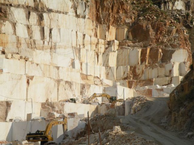 مقلع رخام تاسوس .. المستخدم بتوسعة الحرمين الشرفين