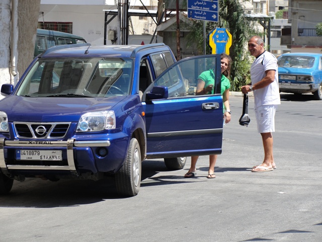 مع مدربها... ليا كسائر الصبايا الخياميات تحب التجوال بالسيارة في البلدة