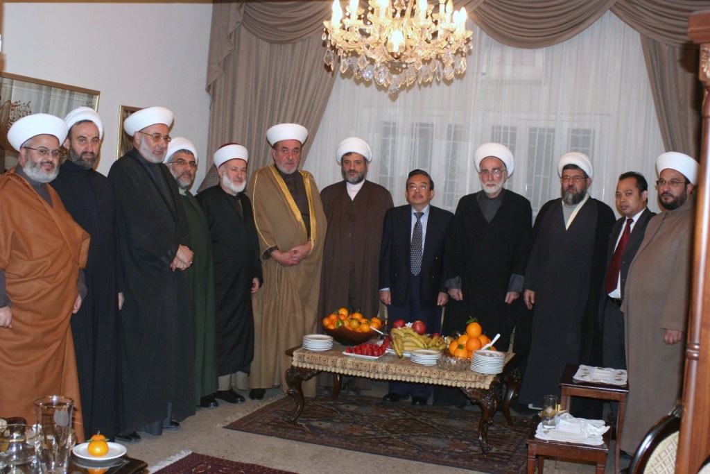  السفير الأندونيسي روم، القاضي الشيخ أحمد الزين والمفتي الشيخ سليم سوسان مع أعضاء التجمع والسفارة