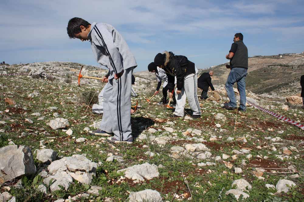 طلاب يزرعون في حبوش