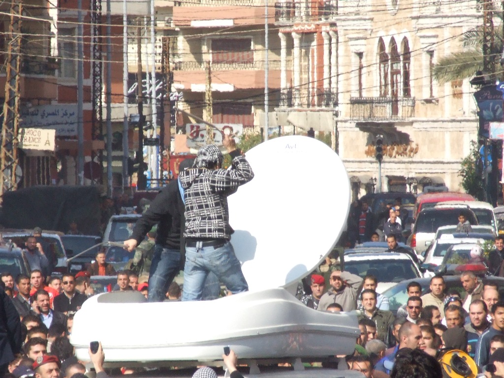 متظاهرون يحطمون سيارة البث المباشر الخاصة بقناة «الجزيرة» في ساحة النور في طرابلس