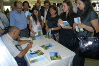 د. علي يوسف حجازي إثناء توقيع كتابه \