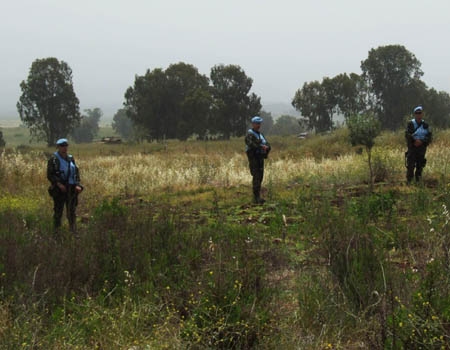 قوات الطوارئ يديرون ظهرهم لجيش العدو على الحدود  قرب بلدة العباسية - أرشيف