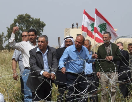 النائب قاسم هاشم مع اهلنا من أبناء العباسية وأبناء المنطقة يزيلون شريطا شائكا وضعه العدو في أراض العباسية - أرشيف