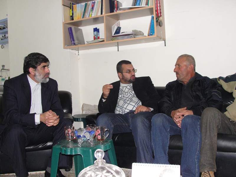 الرئيس عباس عواضة يتداول الحلول مع السيد خنجر شعيب والمزارعين