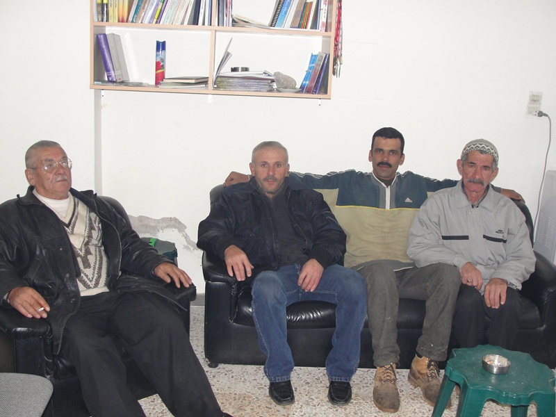 بعض المزارعين وأصحاب معاصر الزيتون في الخيام