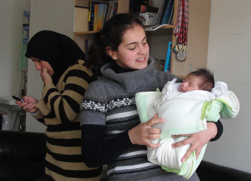 زكريا بين أحضان إبنة خالته روان حسين سويد