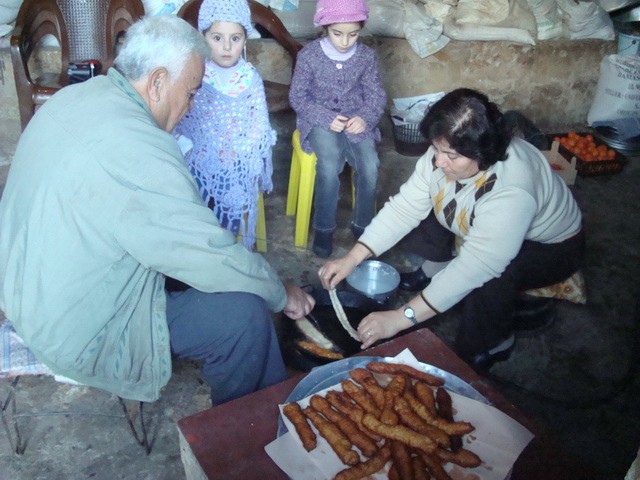 تعدّ النسوة حلويات العيد المتنوعة من زلابية وعوّامات «بركة عيد الغطاس» الخاصة بالمناسبة