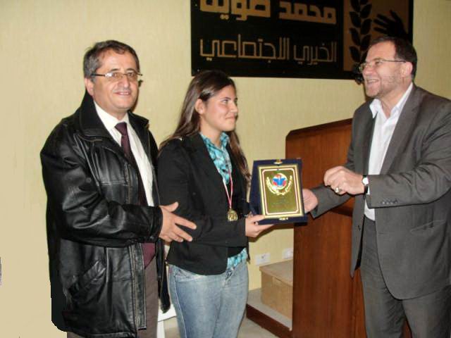 الرئيس الحاج علي زريق يقدم لليا فرحات درعا تذكارية بحضور المهندس أسعد رشيدي - أرشيف