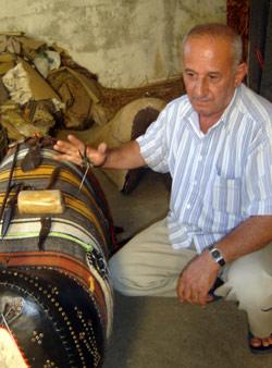 قد يكون حسين أشمر وأخوه آخر صانعي الجلال في لبنان