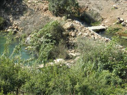 جسر مشاة في برغز بانتظار إعادة إعمار الجسر المهدم