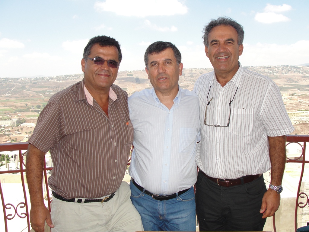 أبناء العم الأطباء المغتربون د أسعد، د غالب ود أديب رشيدي.. تعلموا حبّ الخيام أيضاً، يأتونها من فرنسا أكثر من مرة في السنة