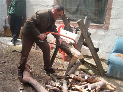 تأمين حطب التدفئة هاجس العكاريين الأول شتاءً