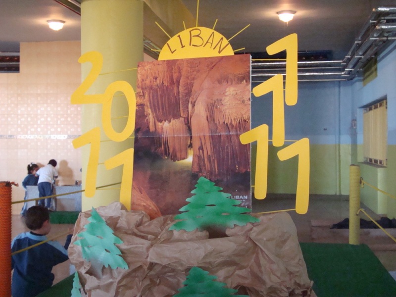 شعار يحمل تاريخ اليوم وفوز مغارة جعيتا من لبنان