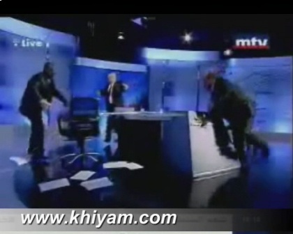 تلاسن تطور الى تضارب بالأيدي بين مصطفى علوش وفايز شكر