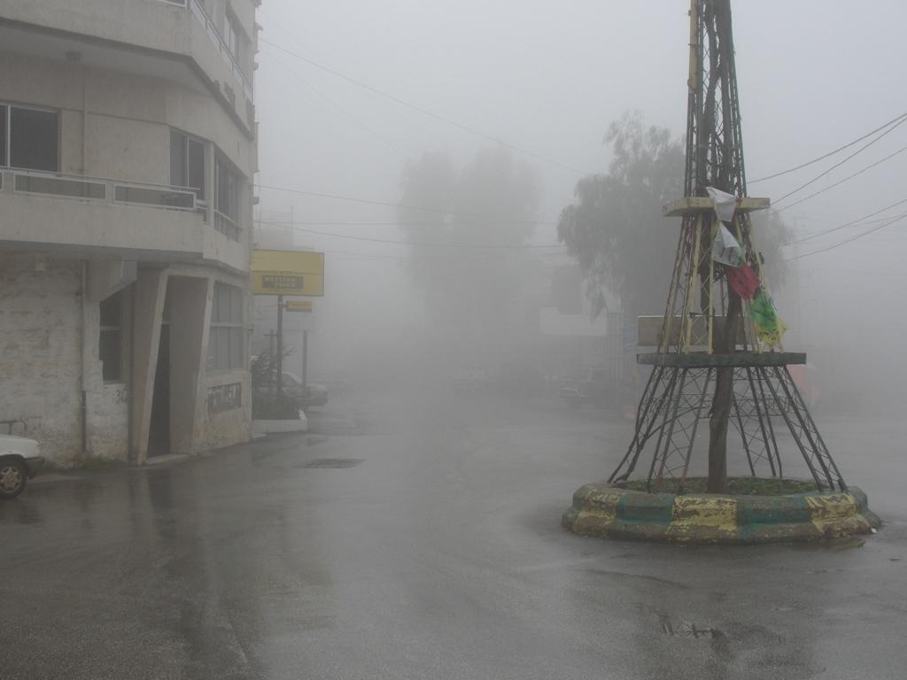 إحدى ساحات الخيام (أمام مكتب الموقع) يلفها الضباب - أرشيف