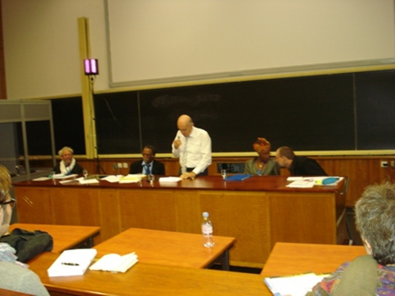 الدكتور كامل مهنا رئيس مؤسسة عامل الدولية يحاضر في مؤتمر القارات الخمس في ليون في فرنسا