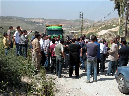 جانب من احتجاج الأهالي في حبوش أمس