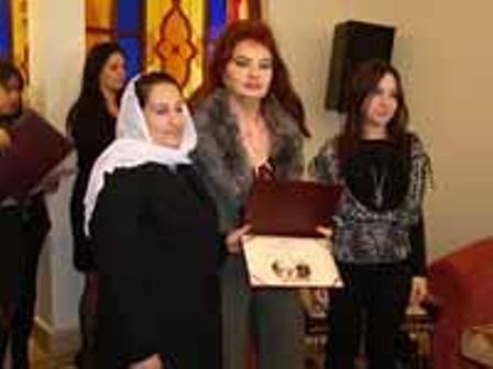 الخليل تسلم الشهادات للخريجات