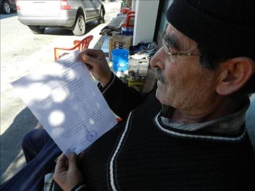 مواطن يقرأ إنذار مؤسسة المياه