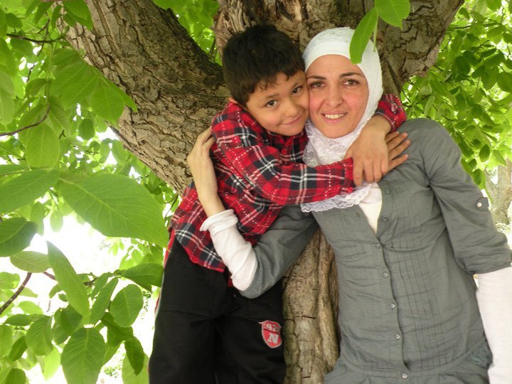 المرحومة نائلة عبدالله وابنها عمر