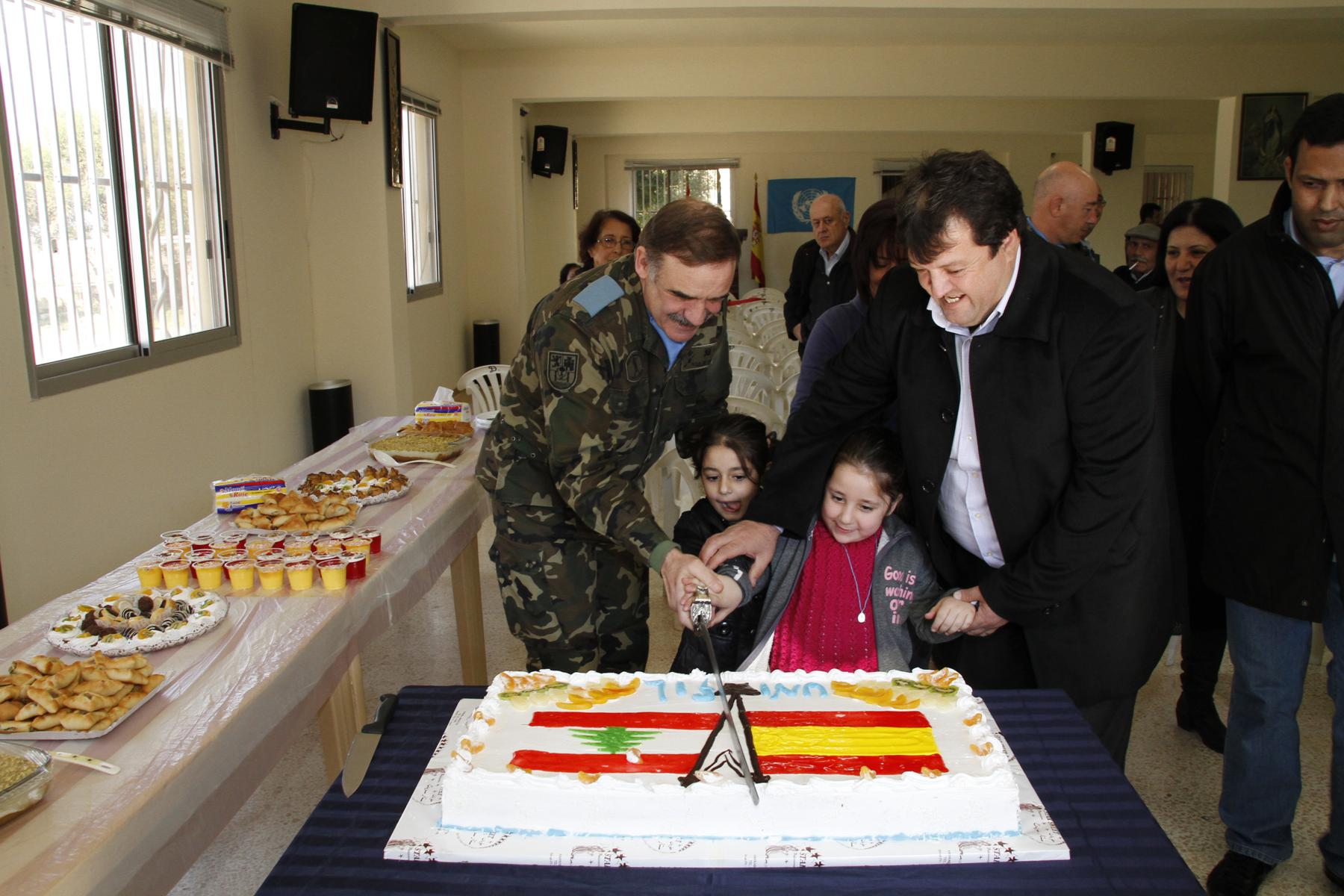 اليونيفيل تموّل تركيب ستة عشر عامود انارة في دير ميماس تعمل بالطاقة الشمسية