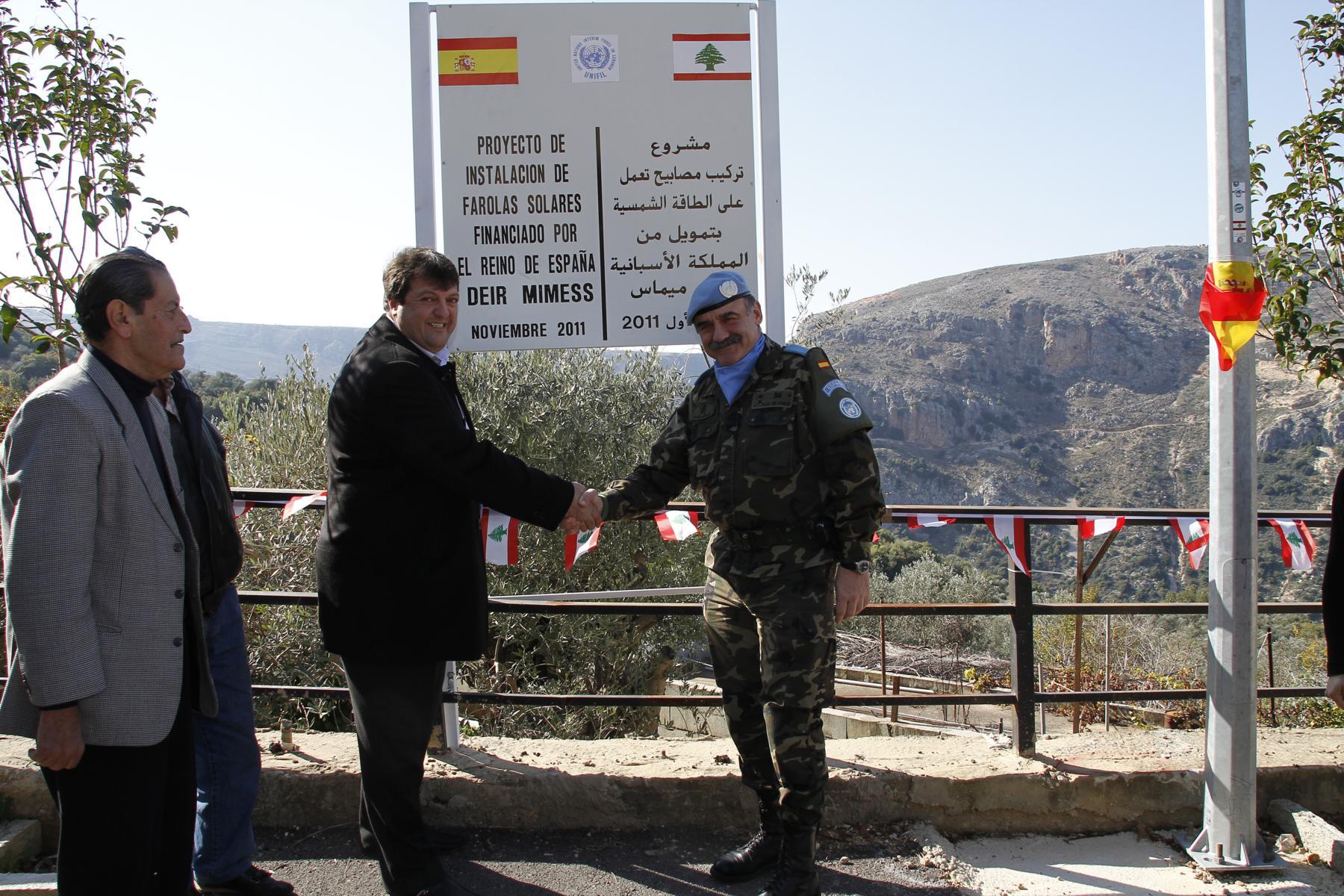 اليونيفيل تموّل تركيب ستة عشر عامود انارة في دير ميماس تعمل بالطاقة الشمسية