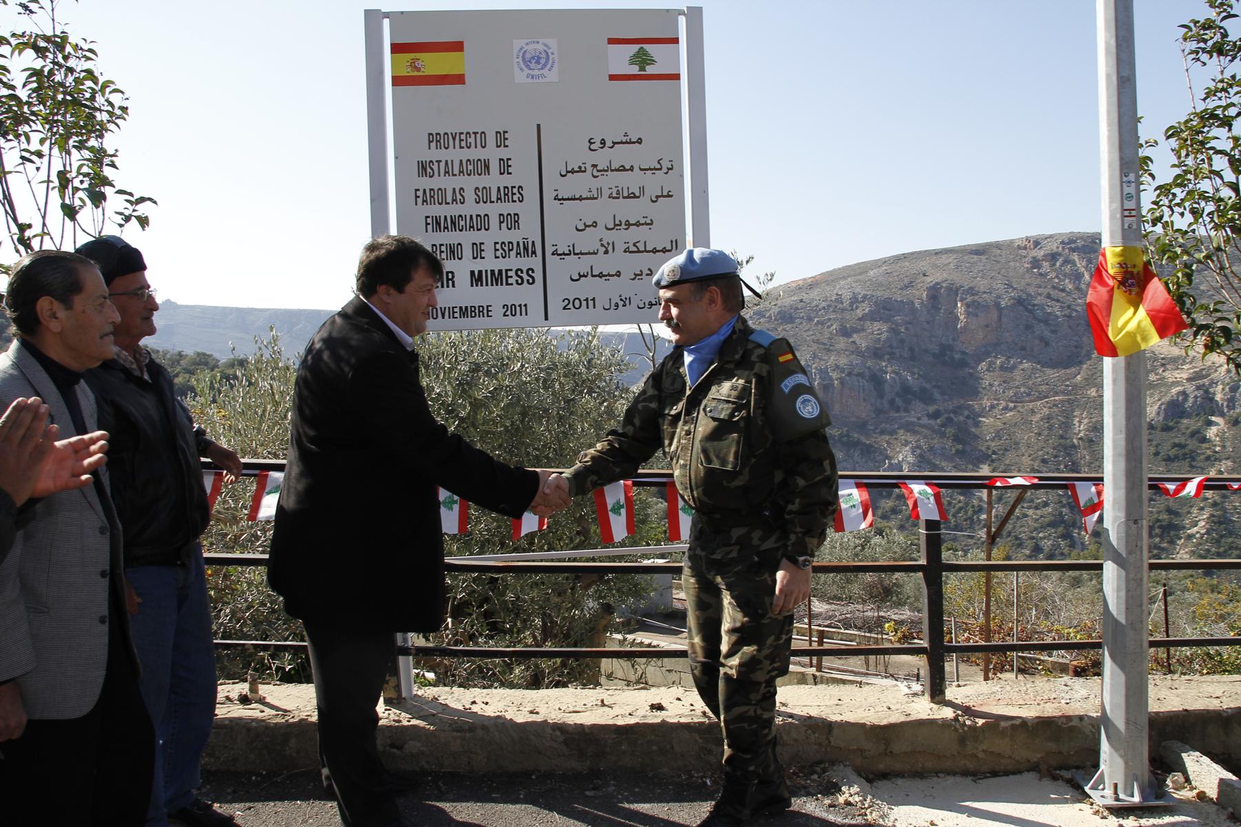 اليونيفيل تموّل تركيب ستة عشر عامود انارة في دير ميماس تعمل بالطاقة الشمسية