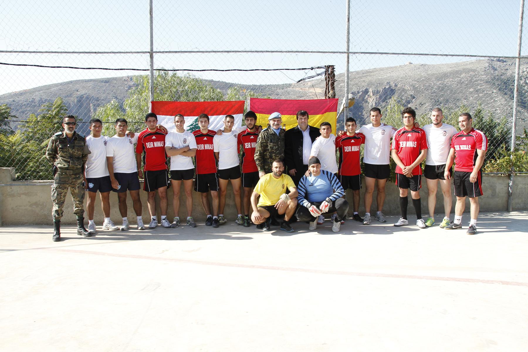 اليونيفيل تموّل تركيب ستة عشر عامود انارة في دير ميماس تعمل بالطاقة الشمسية