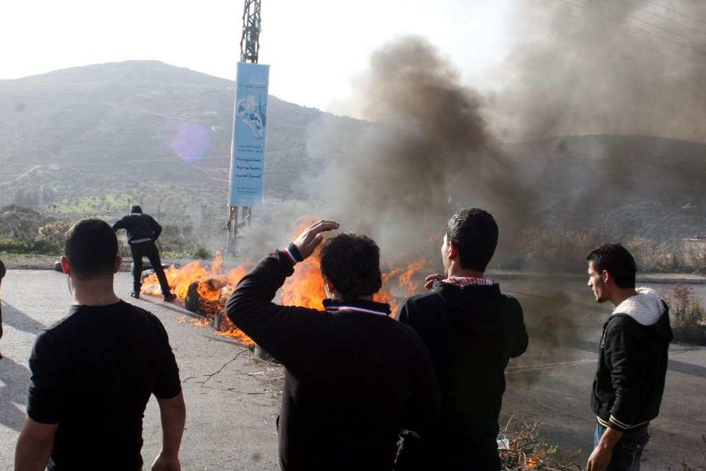 أهالي كفركلا يقطعون طريق عام تل النحاس احتجاجا على احتجاز احد ابناء  البلدة