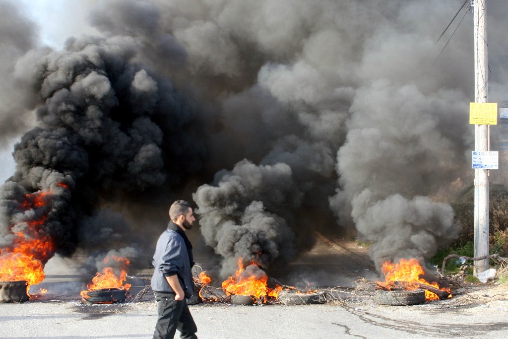 أهالي كفركلا يقطعون طريق عام تل النحاس احتجاجا على احتجاز احد ابناء  البلدة