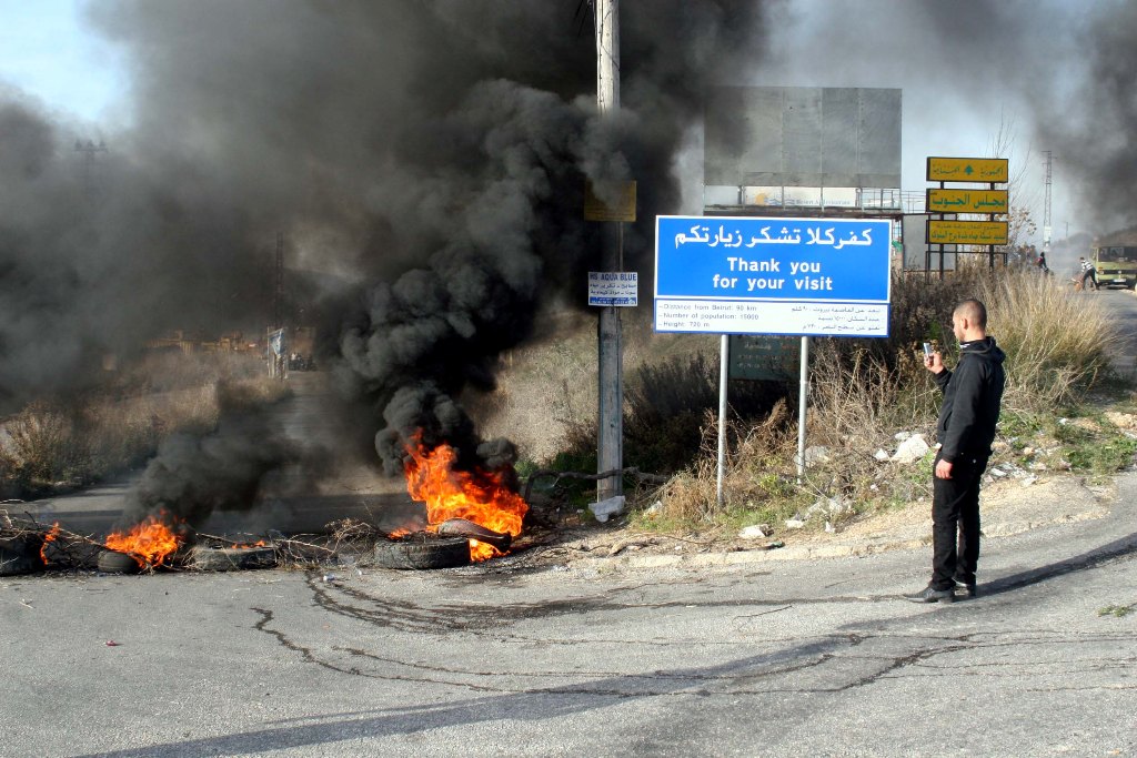 أهالي كفركلا يقطعون طريق عام تل النحاس احتجاجا على احتجاز احد ابناء  البلدة