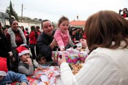 الأب باسيل يوزع هدايا الميلاد على الطلاب