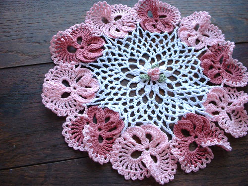 بالكروشية نزين  طاولات منزلنا وتضفي على الأثاث لمسة من الرقي والجمال الحقيقي.