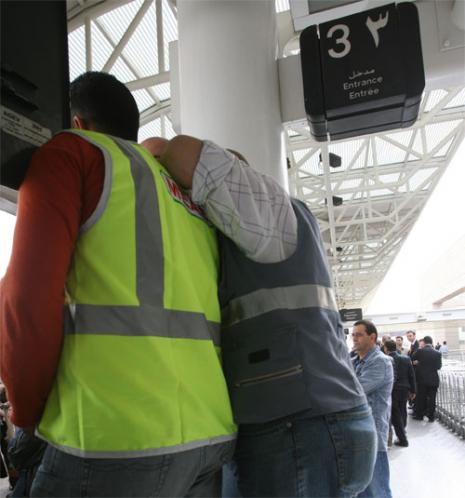 فلتان منظّم يجري تحت أعين موظفي قسم الشحن في شركة «ميغ» التابعة لـ «ميدل إيست» (ارشيف - الأخبار)