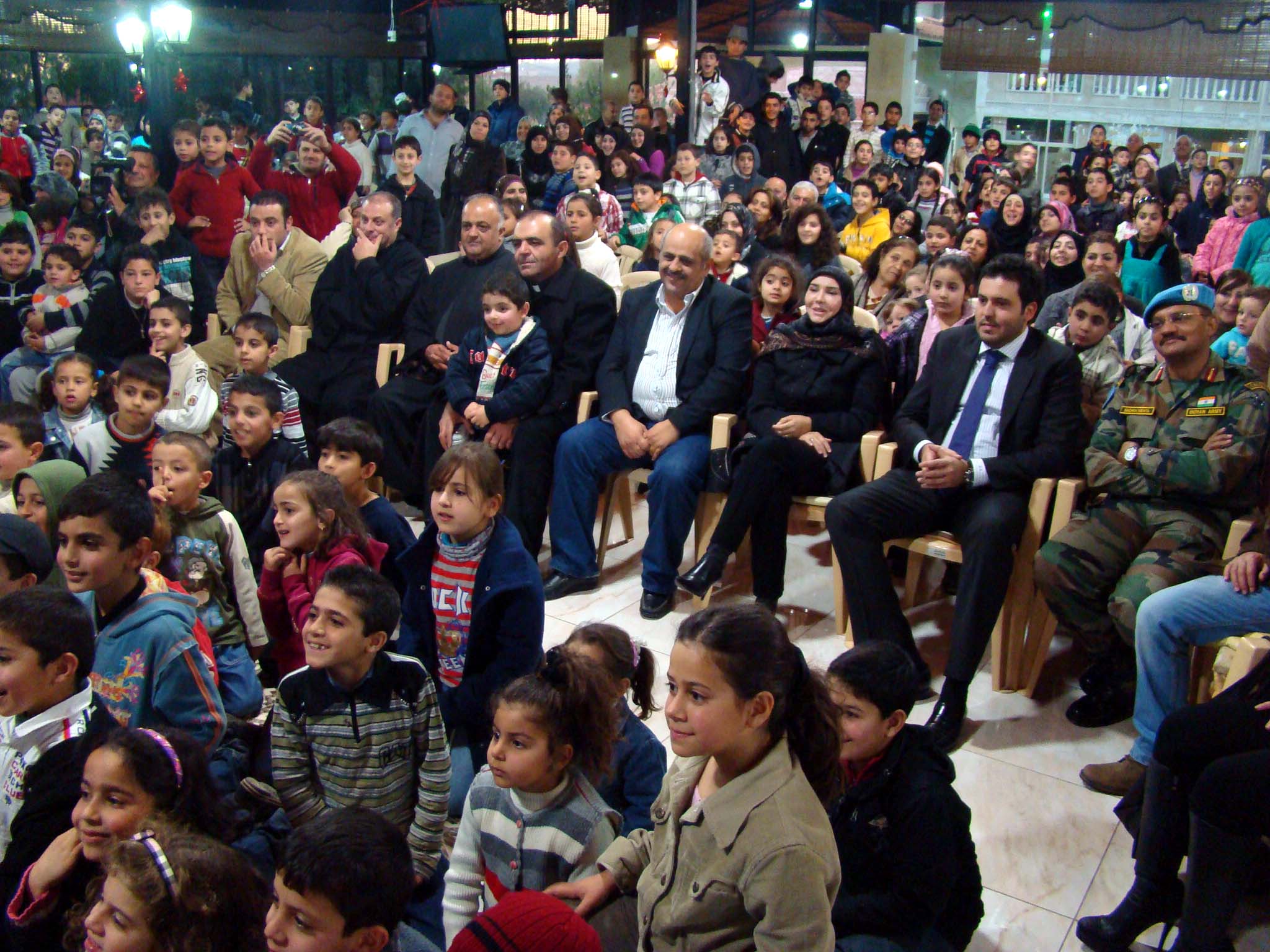 الحاجة ساميا علي خليل ورئيس بلدية بلاط علي رمضان في المهرجان