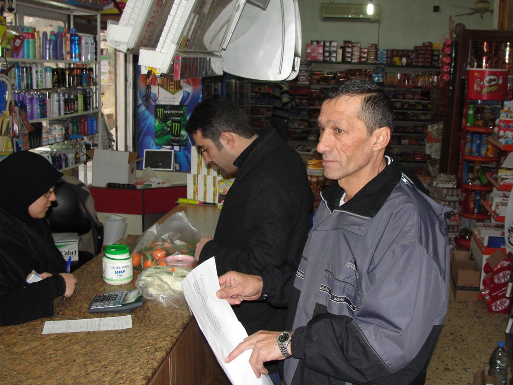 محمد العلي، أحد سكان  حي وادي شحرور: يحمل بين يديه أوراق معاناة تجاوز عمرها ست سنوات