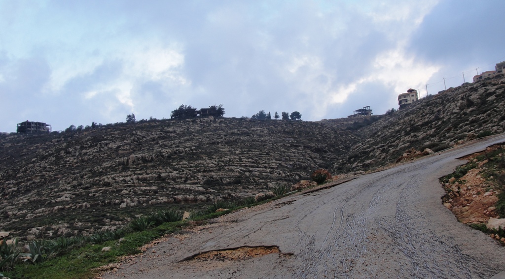 كوع ضيق ومنزلق خطر على طريق الوطى