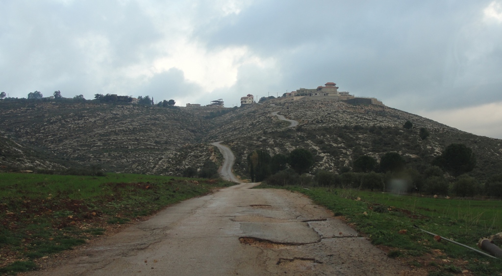 حفر كثيرة على طريق الوطى