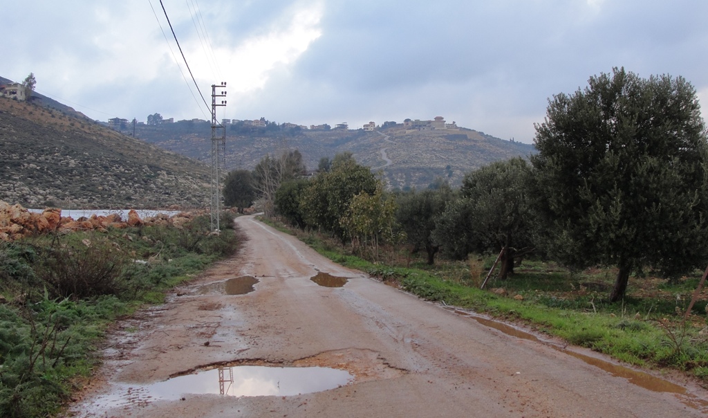 حفرتغمرها المياه على طريق الوطى