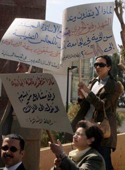 يسأل الأساتذة عن تطبيق القانون في الرئاسة دون العمادة والإدارة