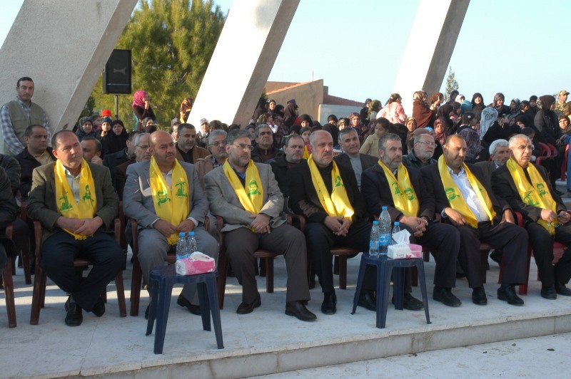 النائب نواف الموسوي خلال رفع راية العباس عند نصب السيد عباس الموسوي في تفاحتا