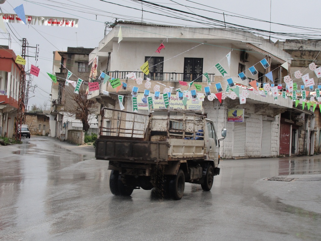 زينة البلدية المتساقطة مع سقوط أمطار الشتاء