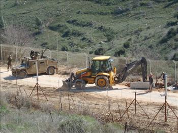 دورية إسرائيلية تقوم بإصلاح الشريط التقني